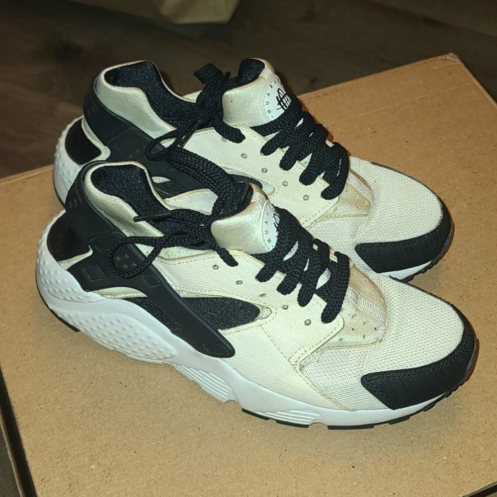 Nike Air Huarache Running Sneakers Youth Sz  6 White & Black